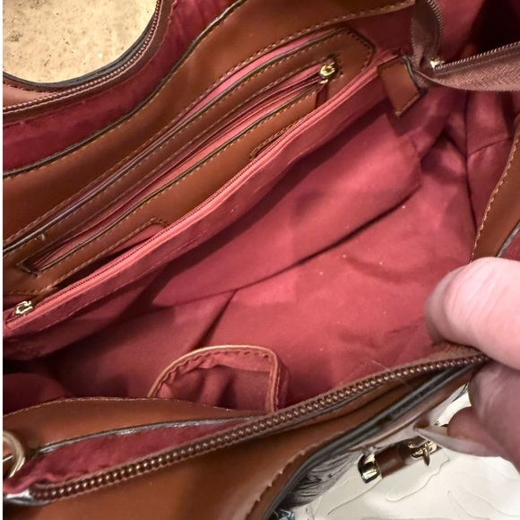 Boho chic embossed leather Top Handle Bag in shades of brown with gold hardware - Picture 4 of 16